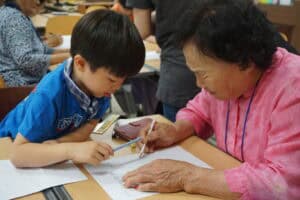 dona gran i nen a una aula