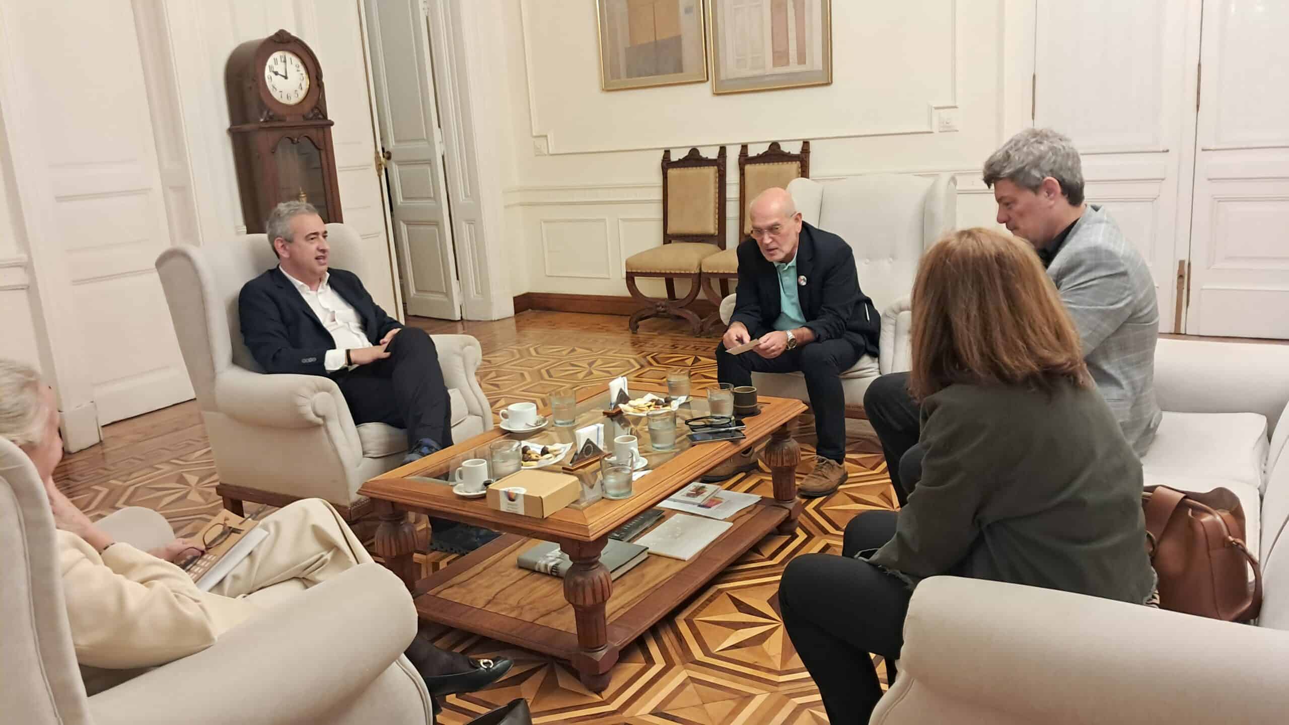 Gent asseguda al voltant d'una taula