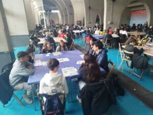 Alumnes asseguts al voltant de taules